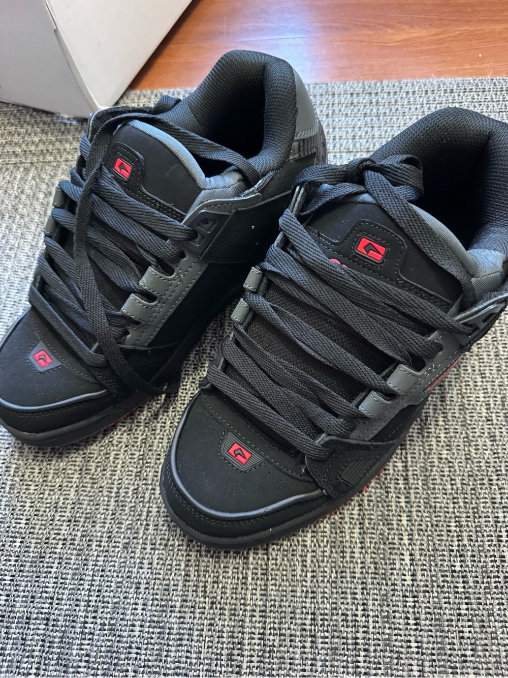 Globe Tilt Gbsabr Sabre skate shoes Black/Red/Charcoal Men Size 11.5